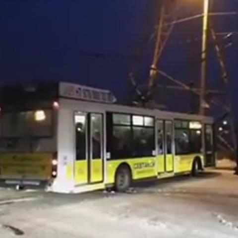 Транспортный коллапс в Севастополе: на обледеневшей дороге "унесло" троллейбус с пассажирами 
